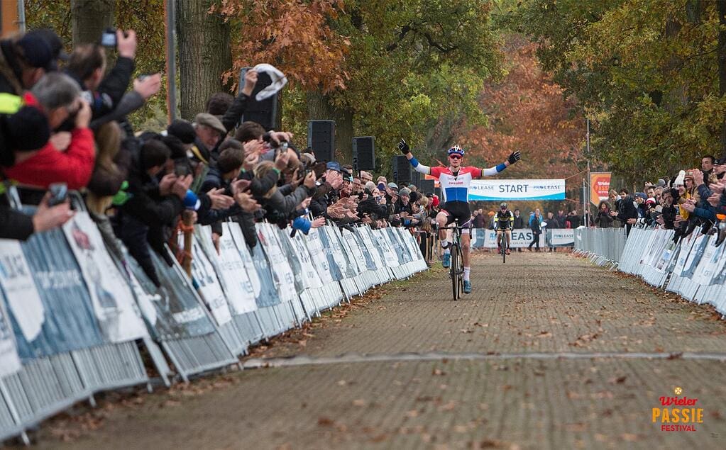ProLease Grand Prix van Brabant Am Samstag, den 28. Oktober 2017, findet im Rahmen des WielerPassie Festivals zum vierten Mal der Cyclocross PROLEASE Grand Prix van Brabant statt, zu dem ein internationales Spitzenfeld von Radfahrern erwartet wird. Im letzten Jahr konnten Mathieu van der Poel und Sophie de Boer den Sieg für sich verbuchen. Wer wird dieses Jahr dieses spannende Cyclo-Cross-Rennen gewinnen? ProLease Grand Prix van Brabant Am Samstag, den 28. Oktober 2017, findet im Rahmen des WielerPassie Festivals zum vierten Mal der Cyclocross PROLEASE Grand Prix van Brabant statt, zu dem ein internationales Spitzenfeld von Radfahrern erwartet wird. Im letzten Jahr konnten Mathieu van der Poel und Sophie de Boer den Sieg für sich verbuchen. Wer wird dieses Jahr dieses spannende Cyclo-Cross-Rennen gewinnen?