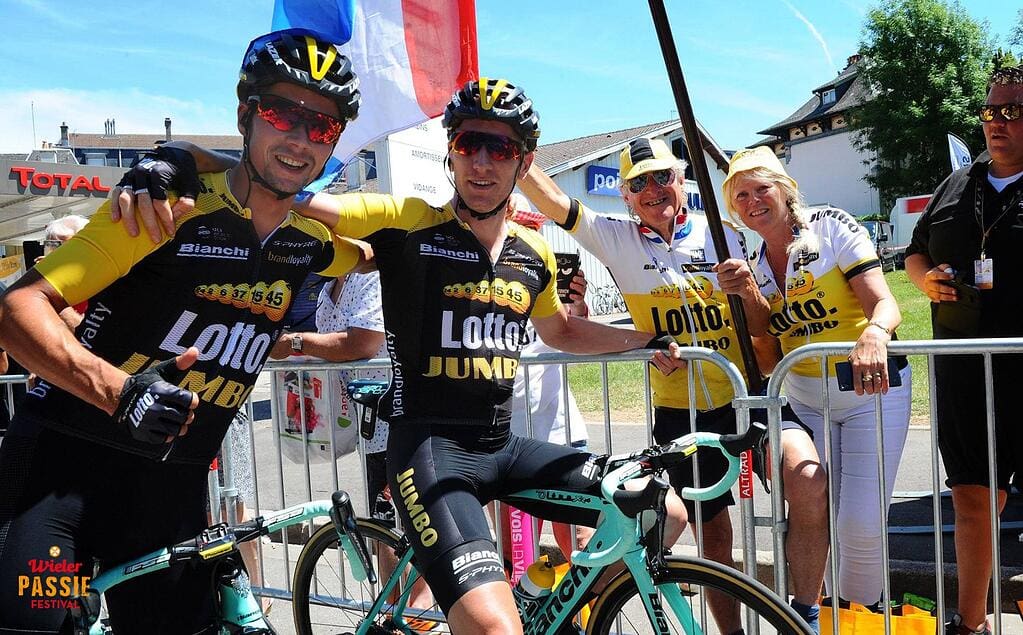Team LottoNL - Jumbo Fanday In Zusammenarbeit mit dem Team LottoNL-Jumbo organisiert WielerPassie dieses Jahr den Team LottoNL-Jumbo Fanday. Am 29. Oktober können die Fans des Teams an Workshops teilnehmen, sich Präsentationen ansehen und offizielle Team Lotto NL - Jumbo Artikel erwerben. Sie können auch die schönen Bianchi-Räder des Teams besichtigen. Wollten Sie schon immer mal Steven Kruijswijk treffen? Oder würden Sie sich gerne mit Dylan Groenewegen oder Robert Gesink fotografieren lassen? Während des Fantags werden alle Fahrer und das gesamte Team anwesend sein. Team LottoNL - Jumbo Fanday In Zusammenarbeit mit dem Team LottoNL-Jumbo organisiert WielerPassie dieses Jahr den Team LottoNL-Jumbo Fanday. Am 29. Oktober können die Fans des Teams an Workshops teilnehmen, sich Präsentationen ansehen und offizielle Team Lotto NL - Jumbo Artikel erwerben. Sie können auch die schönen Bianchi-Räder des Teams besichtigen. Wollten Sie schon immer mal Steven Kruijswijk treffen? Oder würden Sie sich gerne mit Dylan Groenewegen oder Robert Gesink fotografieren lassen? Während des Fantags werden alle Fahrer und das gesamte Team anwesend sein.